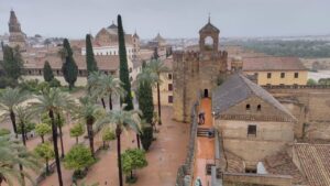 Vista de Córdoba a partir de torre do Alcázar de los Reyes Cristianos: torre da Catedral-mesquita (esq.) e ponte romana (dir.). Foto: ViniRoger