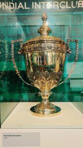 Taça da Copa Rio de 1951, em exibição organizada pela Sociedade Esportiva Palmeiras. Fonte: Wikipedia