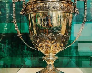 Taça da Copa Rio de 1951, em exibição organizada pela Sociedade Esportiva Palmeiras. Fonte: Wikipedia