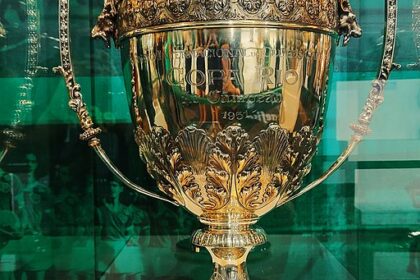 Taça da Copa Rio de 1951, em exibição organizada pela Sociedade Esportiva Palmeiras. Fonte: Wikipedia