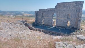 Vista de Acinipo a partir do topo em direção ao teatro. Foto: ViniRoger