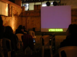 Exibição ao ar livre de filme durante a I Jornada Brasileira de Cinema Silencioso. Foto (foi o que deu pra fazer com a tecnologia da época rs): ViniRoger