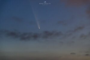 Cometa C/2023 A3 Tsuchinshan-ATLAS visto em 13/10/2024 sobre Carvoeiro (Algarve, Portugal). Foto: Bruno Gonçalves via Meteofontes