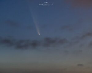 Cometa C/2023 A3 Tsuchinshan-ATLAS visto em 13/10/2024 sobre Carvoeiro (Algarve, Portugal). Foto: Bruno Gonçalves via Meteofontes