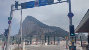 Cruzamento da pista do Aeroporto de Gibraltar com rua. Foto: ViniRoger