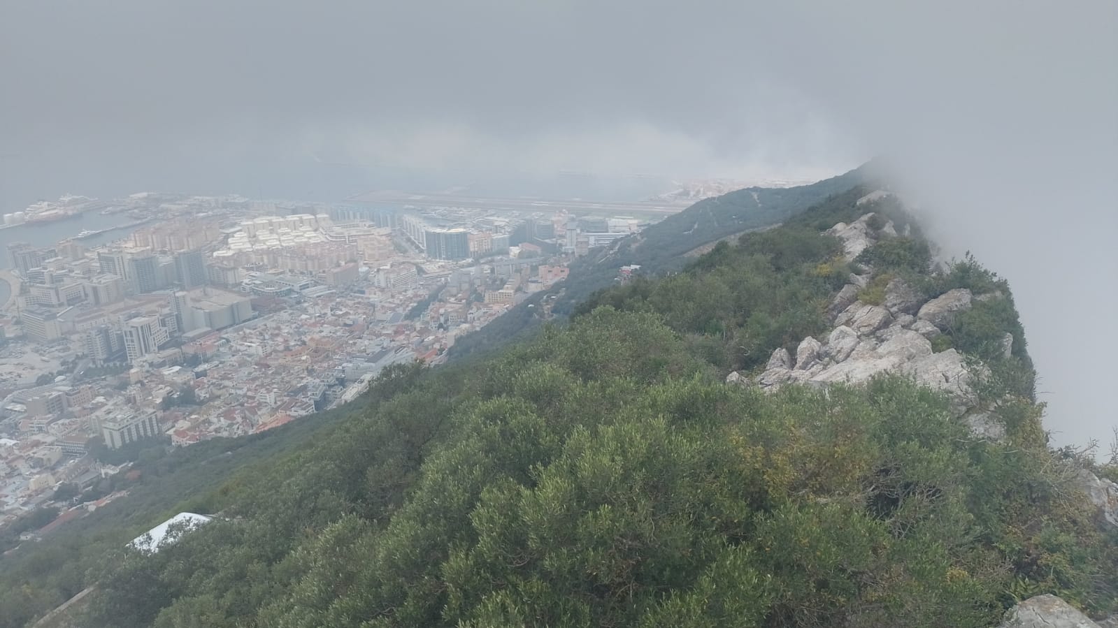 Vista de Gibraltar a partir da Rocha - pista do aeroporto ao fundo, logo abaixo das nuvens. Foto: ViniRoger