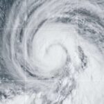 Imagem de satélite fornecida pela NOAA mostra o furacão Kirk na quarta-feira no Oceano Atlântico