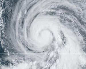 Imagem de satélite fornecida pela NOAA mostra o furacão Kirk na quarta-feira no Oceano Atlântico