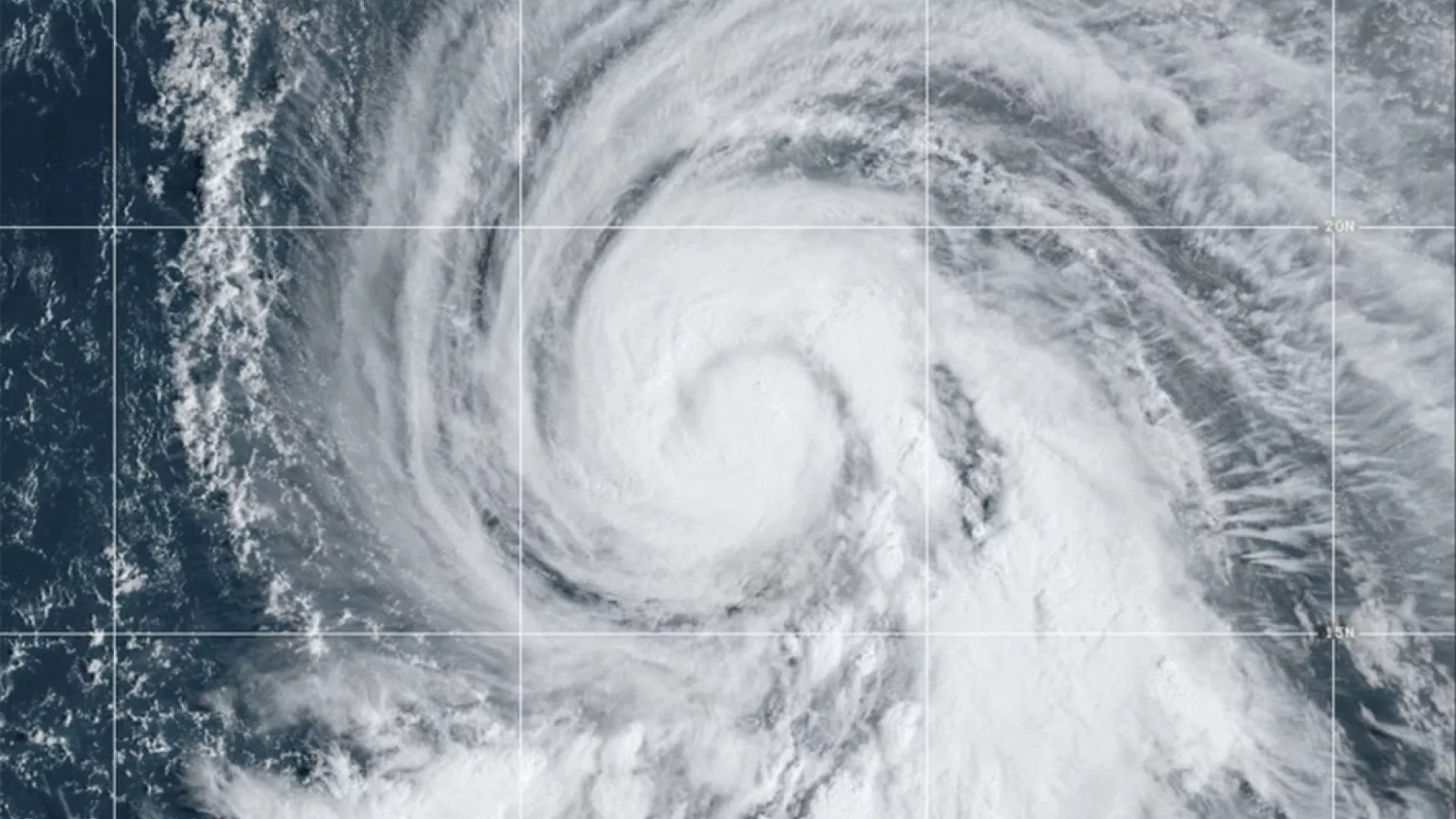 Imagem de satélite fornecida pela NOAA mostra o furacão Kirk na quarta-feira no Oceano Atlântico