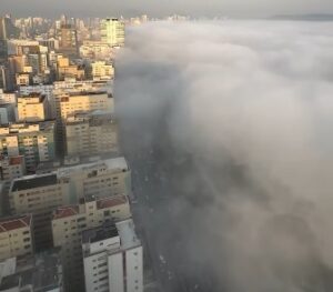 Imagem obtida a partir de vídeo do perfil @enjoytripbr replicado pelo perfil do Metrópoles. Registro realizado no edifício Unlimited Ocean Front (Av. Pres. Wilson, 94 - José Menino).