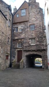 A parte interna do Bakehouse Close abriga a casa que foi um local de gravações em Outlander - a casa de escadaria à esquerda da foto era a gráfica A. Malcolm de Jamie Fraser na série. Foto: Eliana Reis