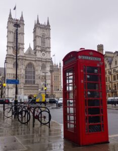Abadia de Westminster, com incônica cabine telefônica em primeiro plano. Foto: ViniRoger
