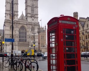 Abadia de Westminster, com incônica cabine telefônica em primeiro plano. Foto: ViniRoger