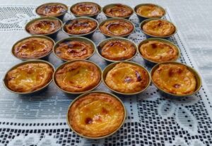 Outra fornada de pastéis de nata, ainda nas forminhas. Foto: ViniRoger
