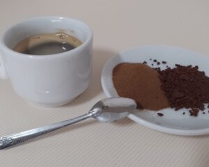 Café de cevada com pó e grãos ao lado (solúveis). Foto: ViniRoger