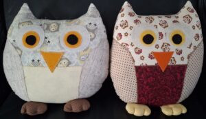 Corujas artesanais de espuma, feitas por Eliana Reis