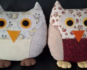 Corujas artesanais de espuma, feitas por Eliana Reis
