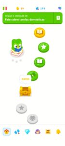 Exemplo de tela com trilha de aprendizado, com passos: círculos de história completa (nível dos titãs), lições completas (6/6), história completa, habilidades a reforçar completa (3/3), baú fechado, lições a fazer (0/3) e revisão da unidade