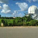 Estação meteorológica de Bom Jesus da Lapa (BA) ao fundo, com antiga torre de lançamento de radiossondas. Foto: Rodson Ferreira