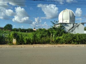 Estação meteorológica de Bom Jesus da Lapa (BA) ao fundo, com antiga torre de lançamento de radiossondas. Foto: Rodson Ferreira