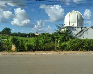 Estação meteorológica de Bom Jesus da Lapa (BA) ao fundo, com antiga torre de lançamento de radiossondas. Foto: Rodson Ferreira