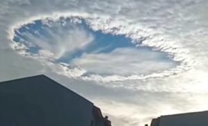 Fallstreak hole em Peruíbe em março/2025. Foto: Redes sociais