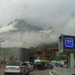 Neve e neblina vistos da entrada para o túnel sob os Alpes da Itália para a França. Foto: ViniRoger