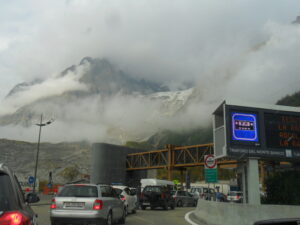 Neve e neblina vistos da entrada para o túnel sob os Alpes da Itália para a França. Foto: ViniRoger