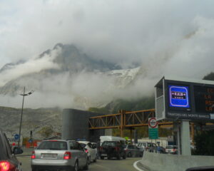 Neve e neblina vistos da entrada para o túnel sob os Alpes da Itália para a França. Foto: ViniRoger