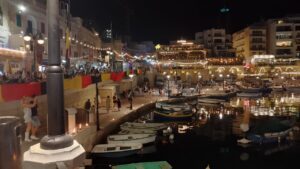 Spinola Bay em Saint Julian's, enfeitada em um sábado a noite do final de agosto. Foto: ViniRoger