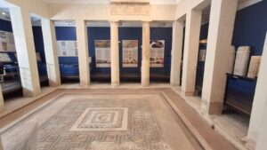 Interior de museu anexo à Domvs Romana - as ruínas externas são visíveis da rua. Foto: Eliana Reis