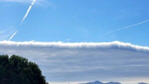 Nuvem Stratus sobre Curitiba em 08/04/2025. Foto: Leonardo Coleto/Tribuna do Paraná