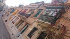 Rua de casas com blocos de calcário amarelado e varandas típicas de Malta na cidade de Sliema. Foto: ViniRoger