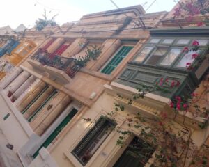 Rua de casas com blocos de calcário amarelado e varandas típicas de Malta na cidade de Sliema. Foto: ViniRoger