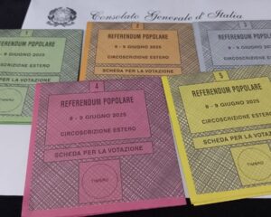 Cédulas para os referendos abrogativos de 2025 - cada uma com 41 x 22 cm quando abertas. Foto: ViniRoger