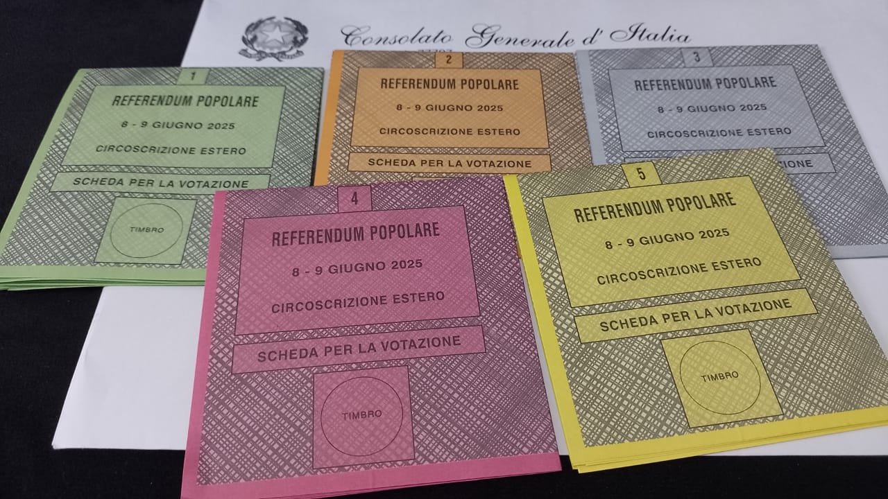 Cédulas para os referendos abrogativos de 2025 - cada uma com 41 x 22 cm quando abertas. Foto: ViniRoger