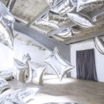 Andy Warhol – Silver Clouds, M Woods Museum, 798 Art Zone, Beijing, China. Fonte: Public Delivery