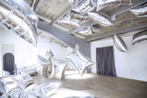 Andy Warhol – Silver Clouds, M Woods Museum, 798 Art Zone, Beijing, China. Fonte: Public Delivery