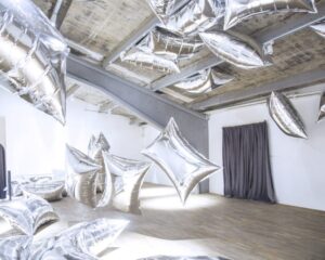 Andy Warhol – Silver Clouds, M Woods Museum, 798 Art Zone, Beijing, China. Fonte: Public Delivery