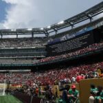 Recado no painel de LED do MetLife avisa sobre paralisação da partida entre Palmeiras e Al Ahly. Imagem: Carl Recine - FIFA/FIFA via Getty Images