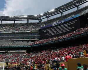 Recado no painel de LED do MetLife avisa sobre paralisação da partida entre Palmeiras e Al Ahly. Imagem: Carl Recine - FIFA/FIFA via Getty Images