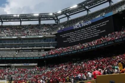 Recado no painel de LED do MetLife avisa sobre paralisação da partida entre Palmeiras e Al Ahly. Imagem: Carl Recine - FIFA/FIFA via Getty Images