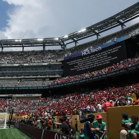 Recado no painel de LED do MetLife avisa sobre paralisação da partida entre Palmeiras e Al Ahly. Imagem: Carl Recine - FIFA/FIFA via Getty Images
