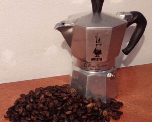 Cafeteira Moka com grãos colhidos e torrados em Taiaçupeba (Mogi das Cruzes/SP). Foto: ViniRoger