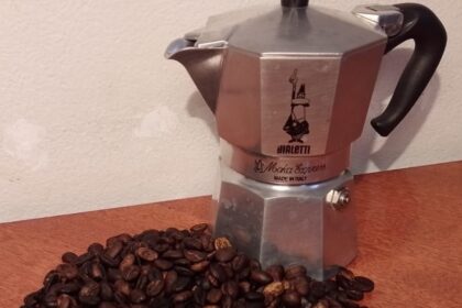 Cafeteira Moka com grãos colhidos e torrados em Taiaçupeba (Mogi das Cruzes/SP). Foto: ViniRoger