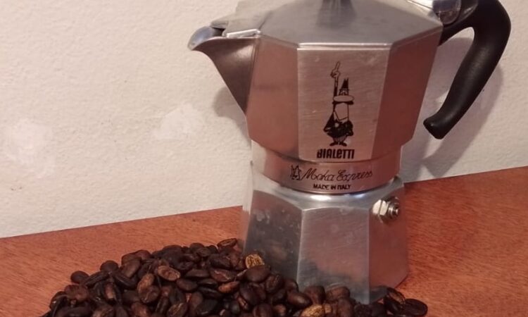 Cafeteira Moka com grãos colhidos e torrados em Taiaçupeba (Mogi das Cruzes/SP). Foto: ViniRoger