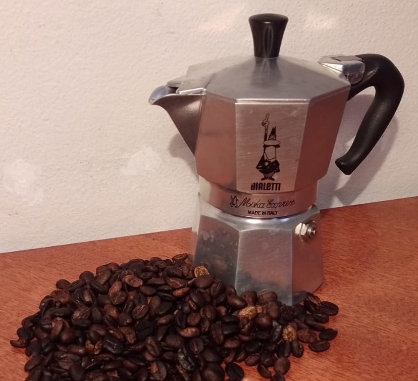 Cafeteira Moka com grãos colhidos e torrados em Taiaçupeba (Mogi das Cruzes/SP). Foto: ViniRoger