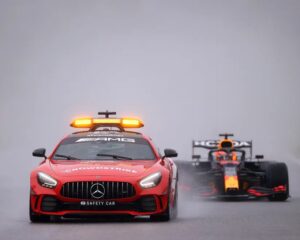 Safety car na frente de Max Verstappen no GP da Bélgica da temporada 2021. Foto: Lars Baron/Getty Images
