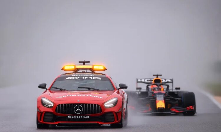 Safety car na frente de Max Verstappen no GP da Bélgica da temporada 2021. Foto: Lars Baron/Getty Images