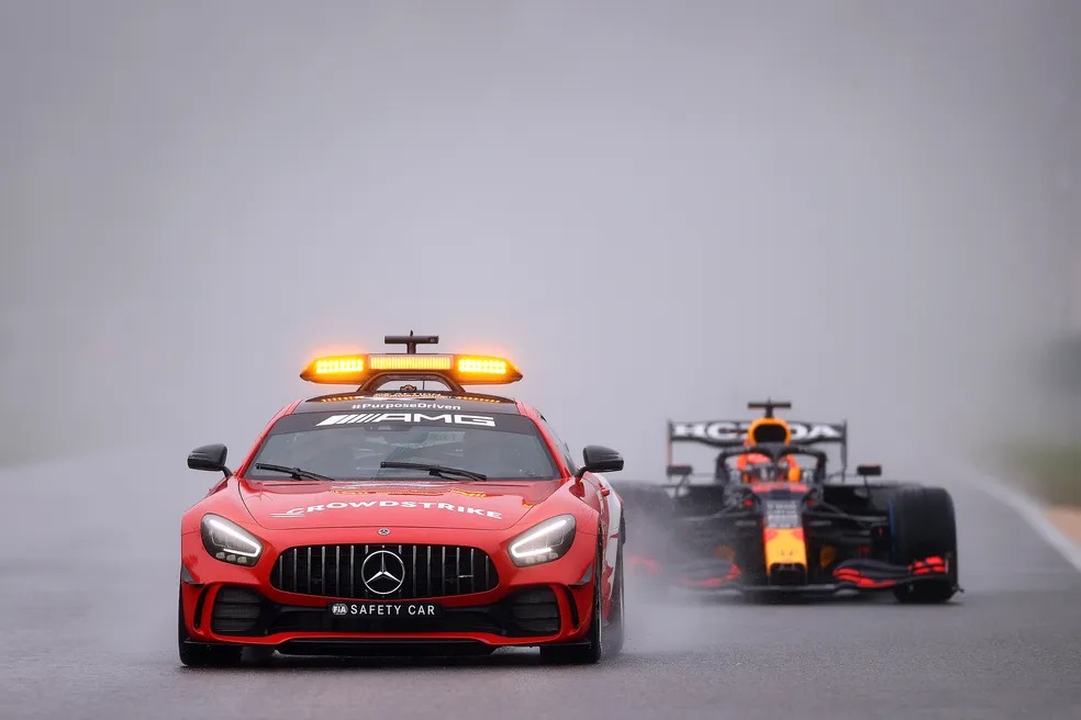 Safety car na frente de Max Verstappen no GP da Bélgica da temporada 2021. Foto: Lars Baron/Getty Images